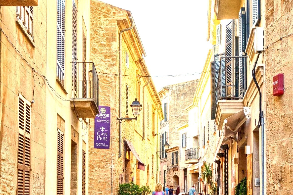 Streetside restaurant in Alcudia, Majorca / Spain
